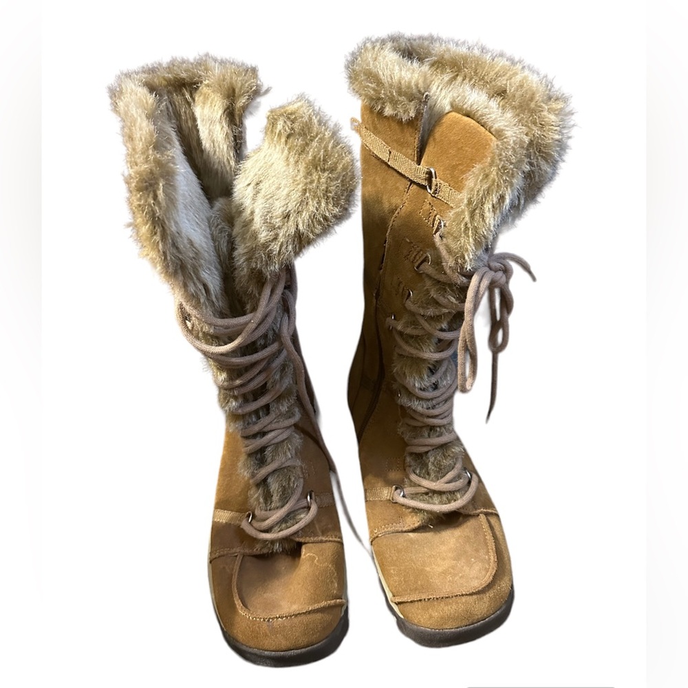 Sketchers lace up winter boots